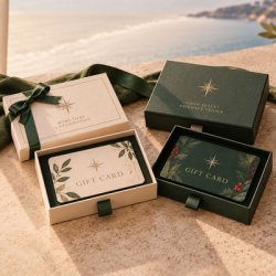 Immagine dedicata alle gift card fisiche natalizie personalizzate, con packaging coordinato e finiture speciali, pensate per campagne retail e programmi regalo di Natale.